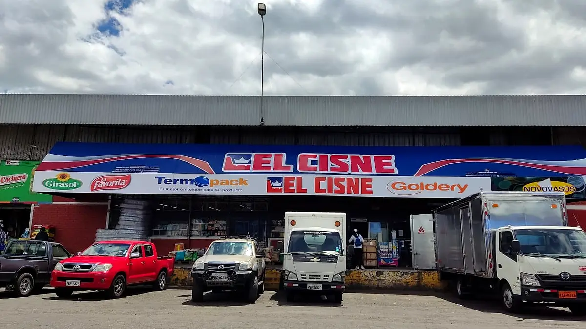 DISTRIBUIDORA Y COMERCIALIZADORA El CISNE